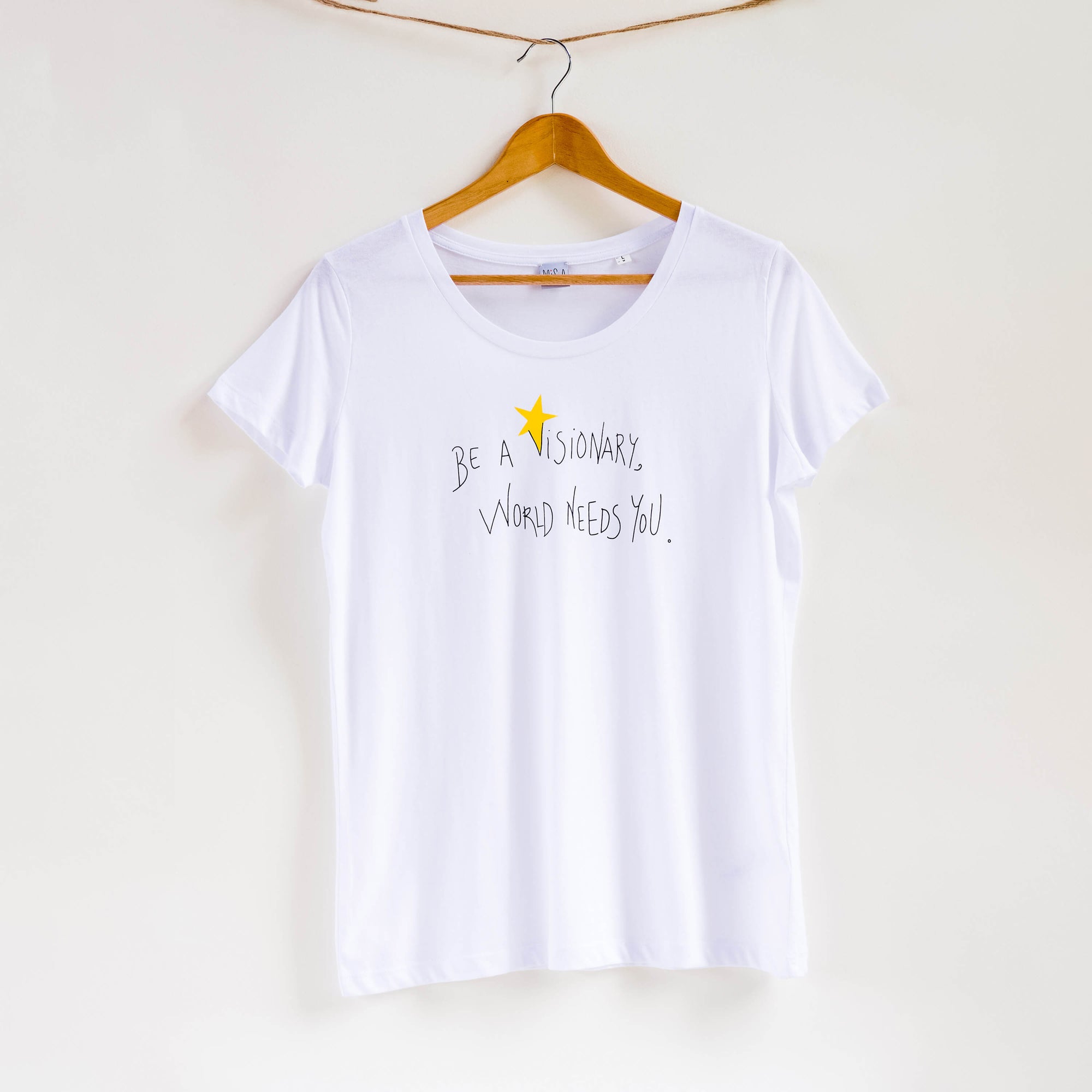 Camiseta blanca de mujer, de algodón orgánico y estampado a mano con tintas ecológicas. Serigrafía en color negro y amarillo. 