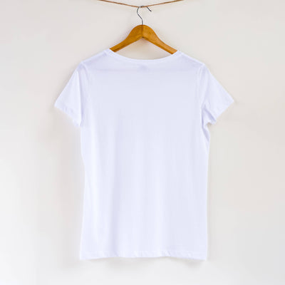 Camiseta blanca de mujer, de algodón orgánico y estampado a mano con tintas ecológicas.