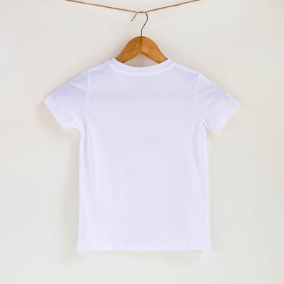 Camiseta blanca de algodón orgánico para niños, estampado a mano con tintas ecológicas.  Modelo unisex.