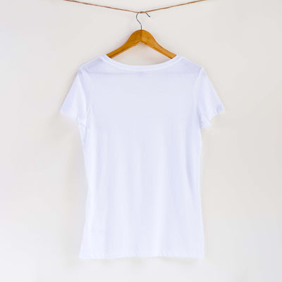 Camiseta blanca de mujer, de algodón orgánico y estampada a mano con tintas ecológicas.