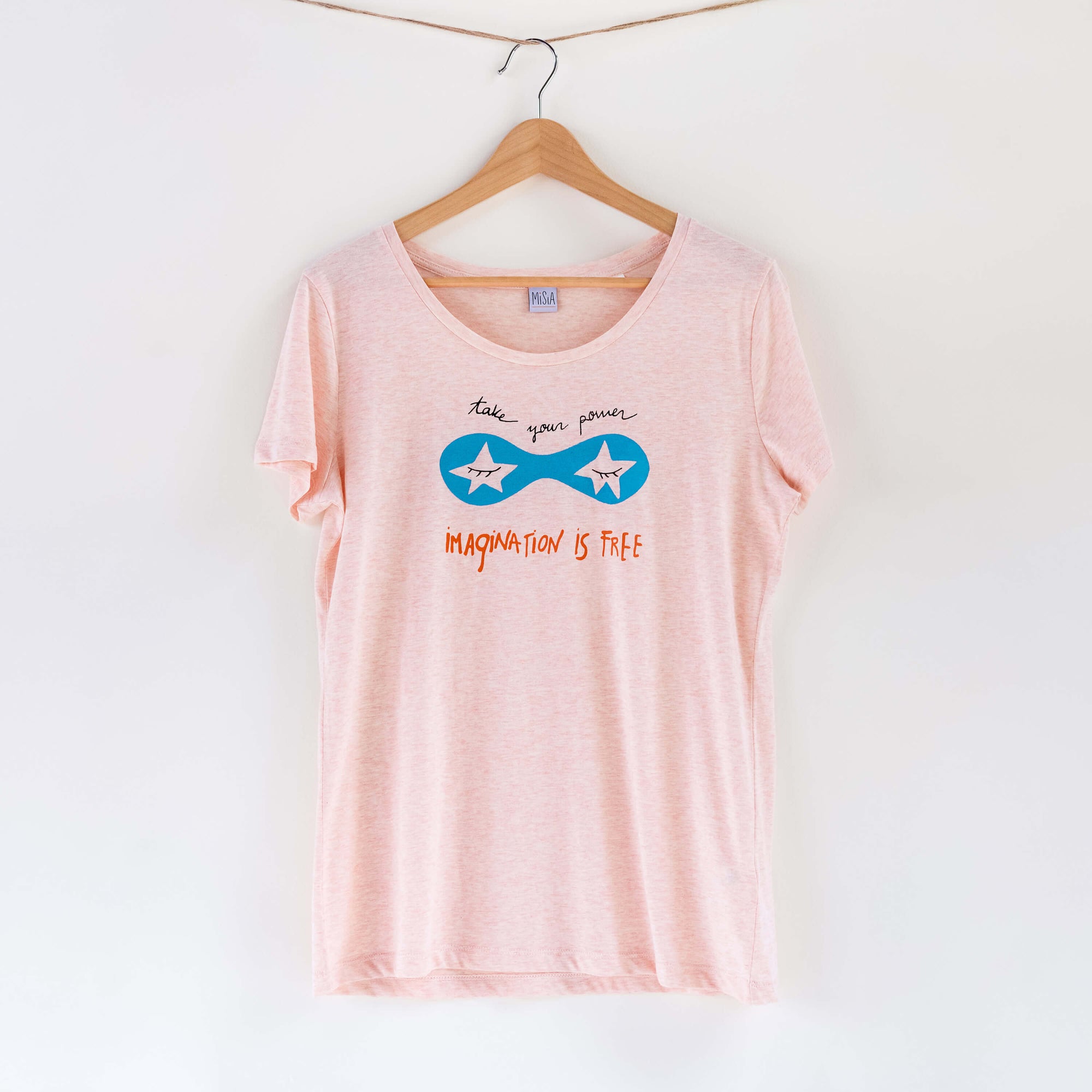 Camiseta rosa de mujer, de algodón orgánico y estampado a mano con tintas ecológicas. Serigrafía en color negro, azul y naranja.