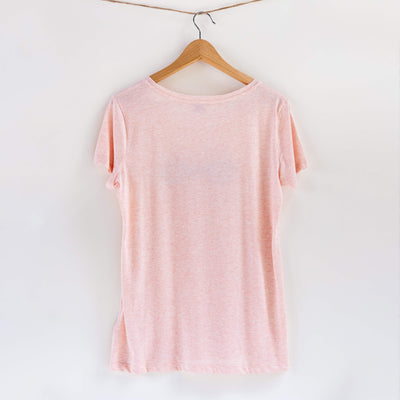 Camiseta rosa de mujer, de algodón orgánico y estampado a mano con tintas ecológicas.