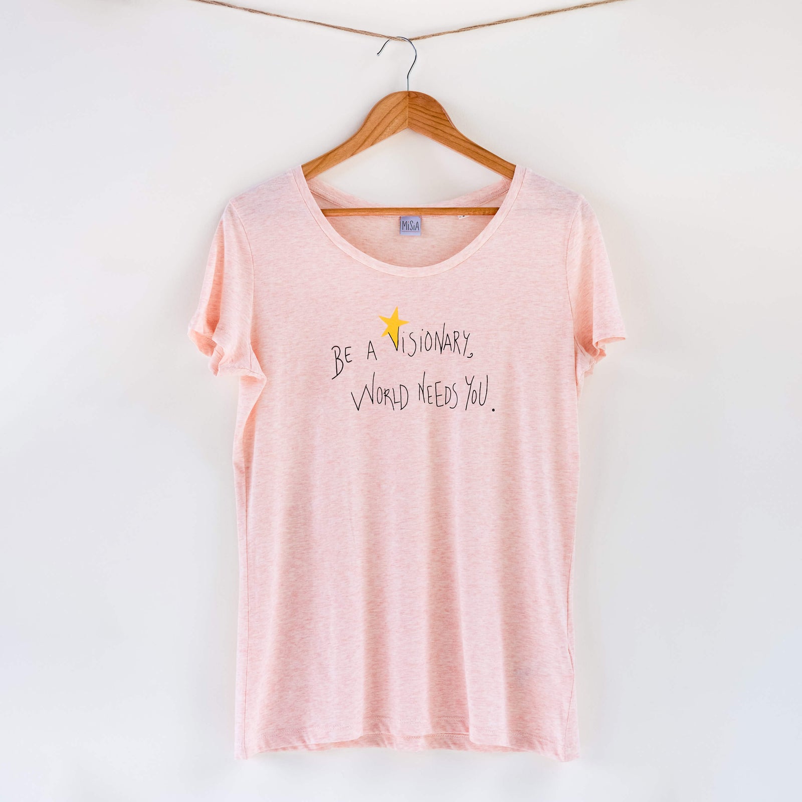 Camiseta blanca de mujer, de algodón orgánico y estampado a mano con tintas ecológicas. Serigrafía en color negro y amarillo. 