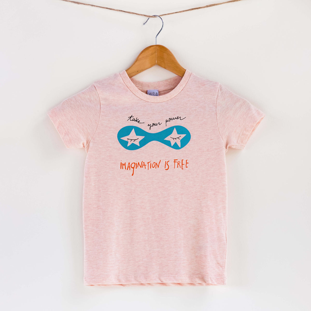 Camiseta rosa de algodón orgánico para niños, estampado a mano con tintas ecológicas. Serigrafía en color negro, azul y naranja. Modelo unisex.