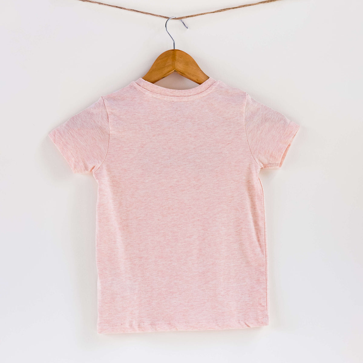 Camiseta rosa de algodón orgánico para niños, estampado a mano con tintas ecológicas. Modelo unisex.