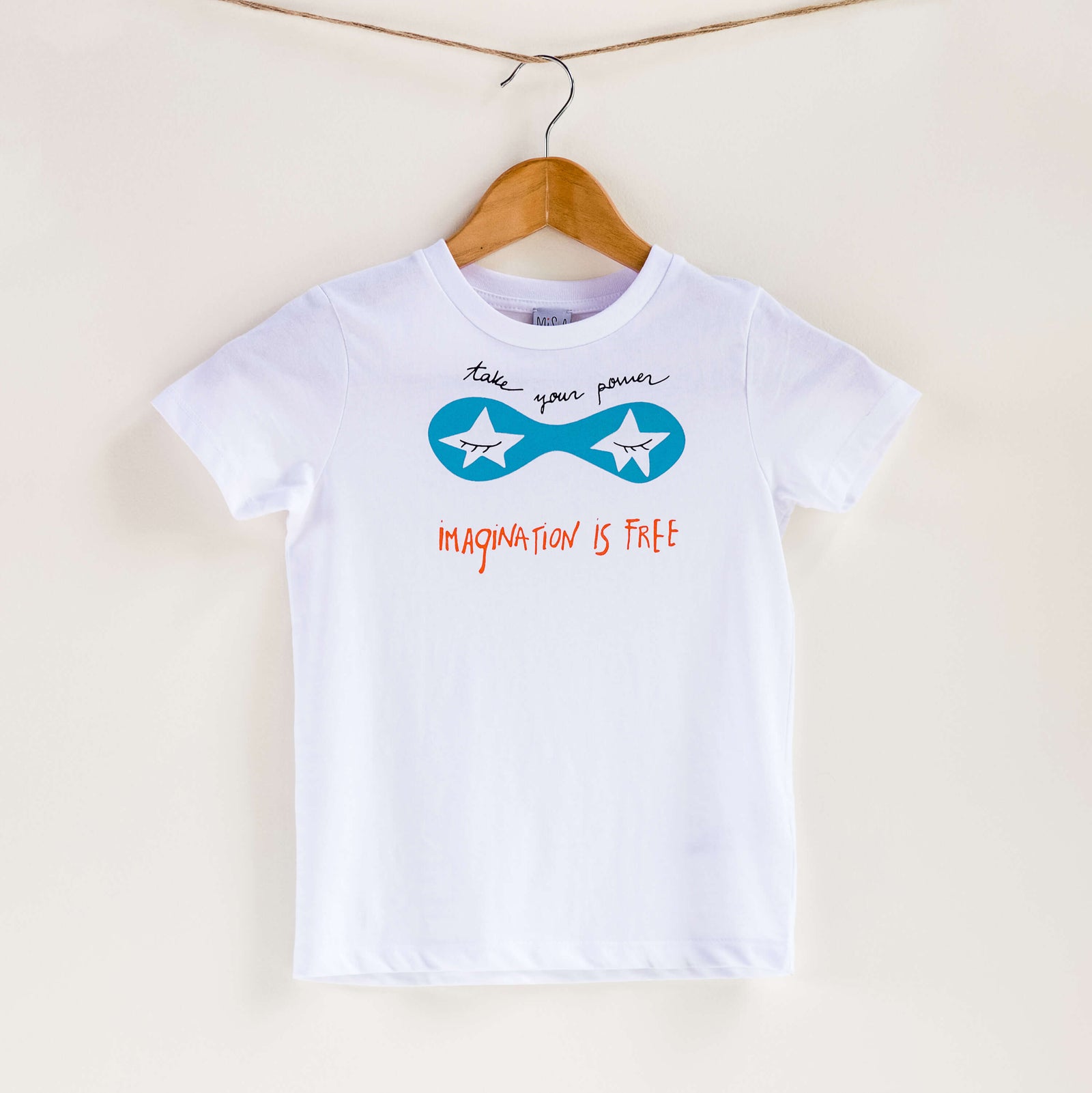 Camiseta rosa de algodón orgánico para niños, estampado a mano con tintas ecológicas. Serigrafía en color negro, azul y naranja. Modelo unisex.