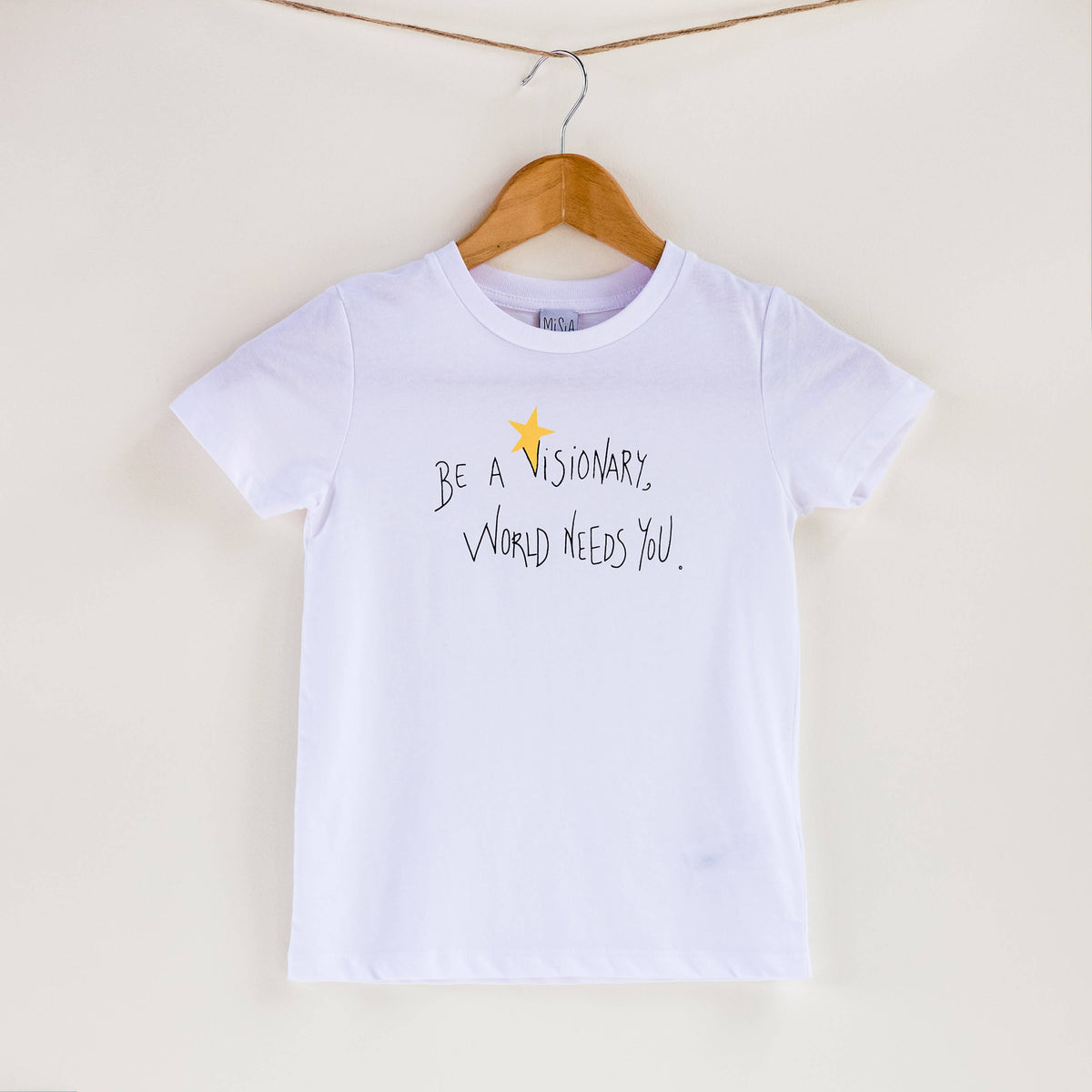 Camiseta blanca de algodón orgánico para niños, estampado a mano con tintas ecológicas. Serigrafía en color negro y amarillo. Modelo unisex.