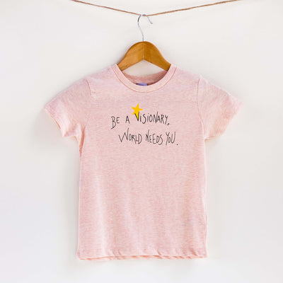 Camiseta rosa de algodón orgánico para niños, estampado a mano con tintas ecológicas. Serigrafía en color negro y amarillo. Modelo unisex.