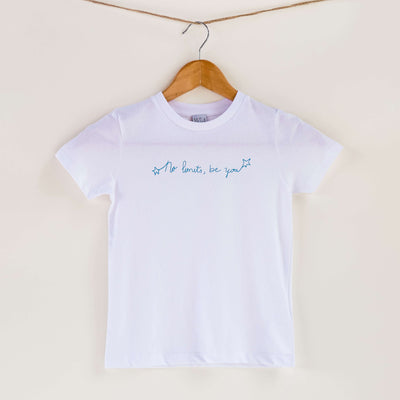 Camiseta blanca de algodón orgánico para niños, estampado a mano con tintas ecológicas. Texto estampado en color azul. Modelo unisex.