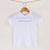 Camiseta blanca de algodón orgánico para niños, estampado a mano con tintas ecológicas. Texto estampado en color azul. Modelo unisex.