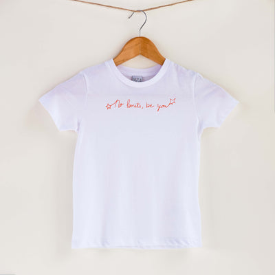 Camiseta blanca de algodón orgánico para niños, estampado a mano con tintas ecológicas. Texto estampado en color naranja. Modelo unisex.