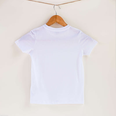 Camiseta blanca de algodón orgánico para niños, estampado a mano con tintas ecológicas. Modelo unisex.