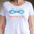 Camiseta blanca de mujer, de algodón orgánico y estampado a mano con tintas ecológicas. Serigrafía en color negro, azul y naranja.