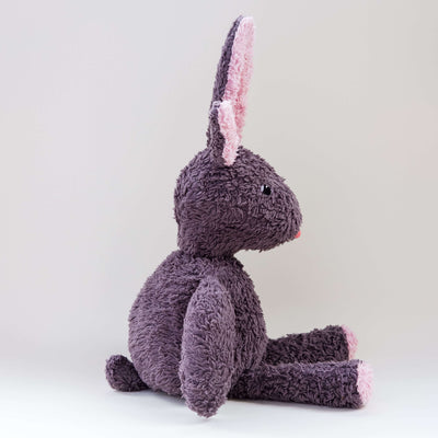 Vista lateral del conejo Gastón. Muñeco de peluche hecho a mano con telas y relleno de algodón orgánico y ecológico.