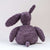Vista posterior del conejo Gastón. Muñeco de peluche hecho a mano con telas y relleno de algodón orgánico y ecológico.