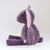 Vista lateral del conejo Gastón. Muñeco de peluche hecho a mano con telas y relleno de algodón orgánico y ecológico.