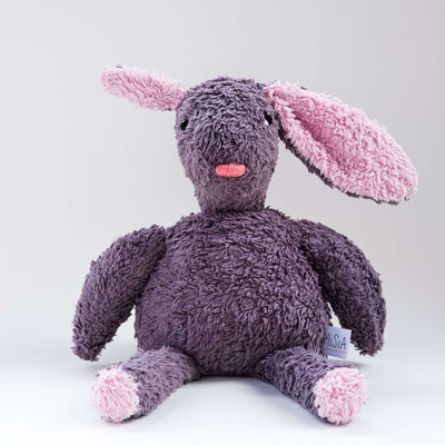 Vista frontal del conejo Gastón. Muñeco de peluche hecho a mano con telas y relleno de algodón orgánico y ecológico.