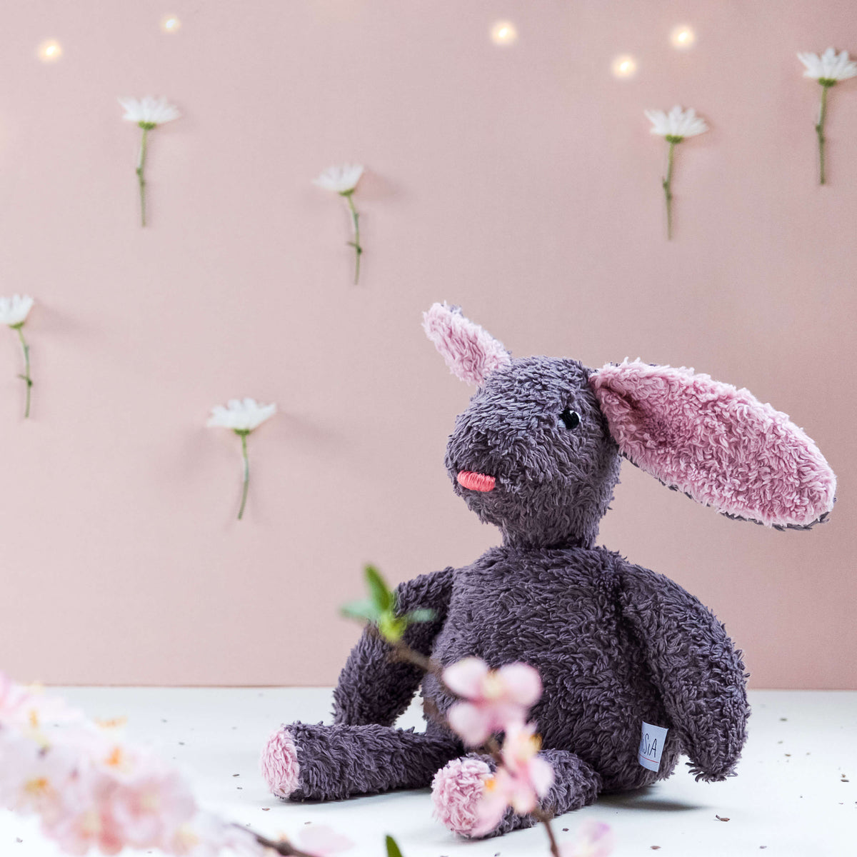 El conejo Gastón. Muñeco de peluche hecho a mano con telas y relleno de algodón orgánico y ecológico.