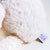 Vista de detalle del gato Max. Muñeco de peluche hecho a mano con telas y relleno de algodón orgánico y ecológico. Tejidos super suaves.