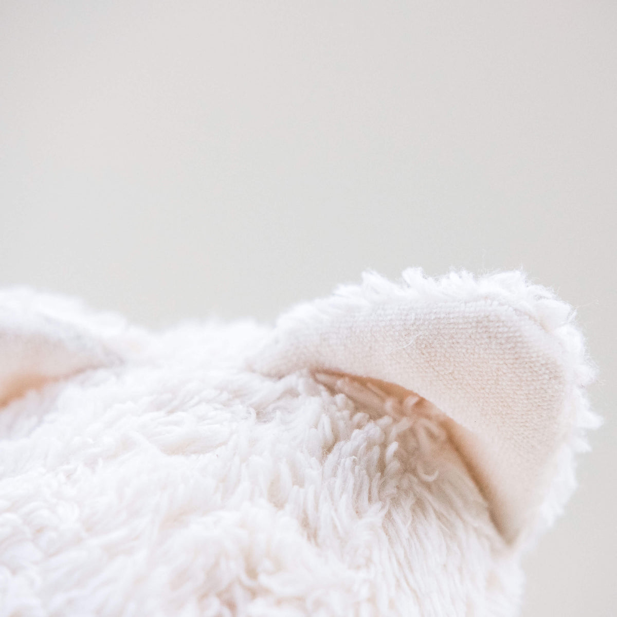 Vista de detalle del gato Max. Muñeco de peluche hecho a mano con telas y relleno de algodón orgánico y ecológico. Tejidos super suaves.