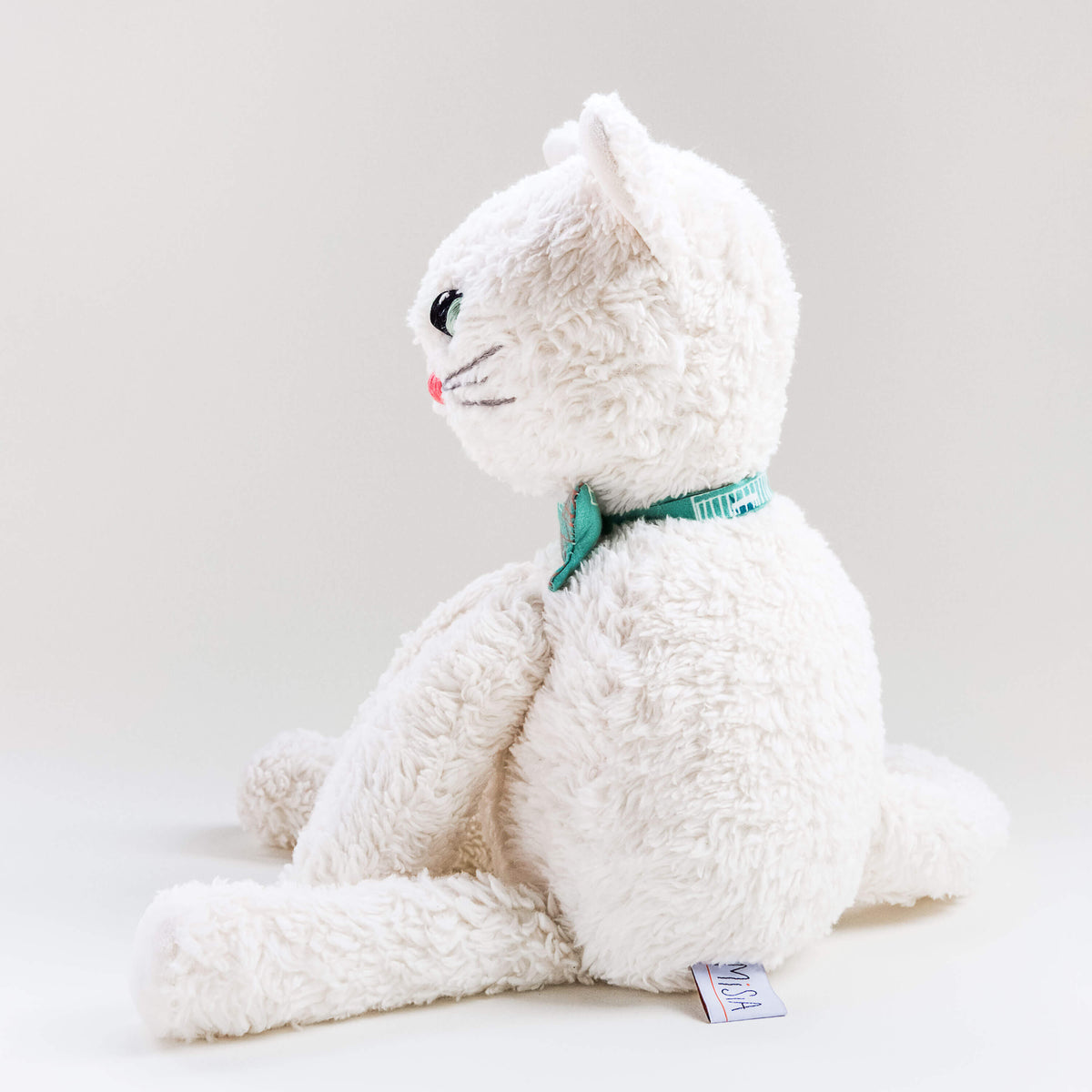 Vista lateral del gato Max. Muñeco de peluche hecho a mano con telas y relleno de algodón orgánico y ecológico.