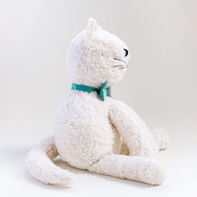Vista lateral del gato Max. Muñeco de peluche hecho a mano con telas y relleno de algodón orgánico y ecológico.