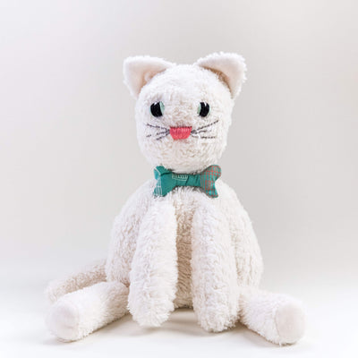 Vista frontal del gato Max. Muñeco de peluche hecho a mano con telas y relleno de algodón orgánico y ecológico.