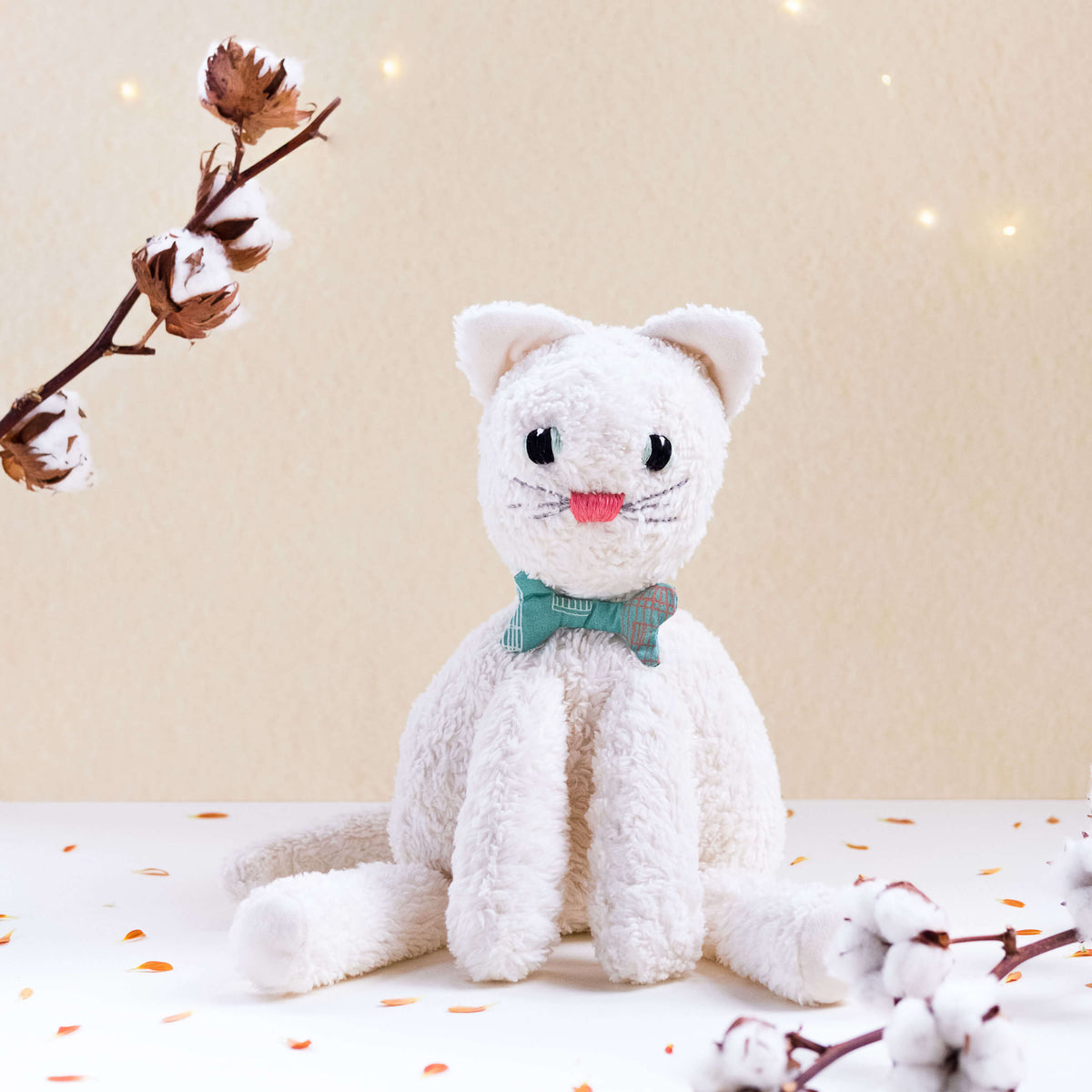 El gato Max. Muñeco de peluche hecho a mano con telas y relleno de algodón orgánico y ecológico.